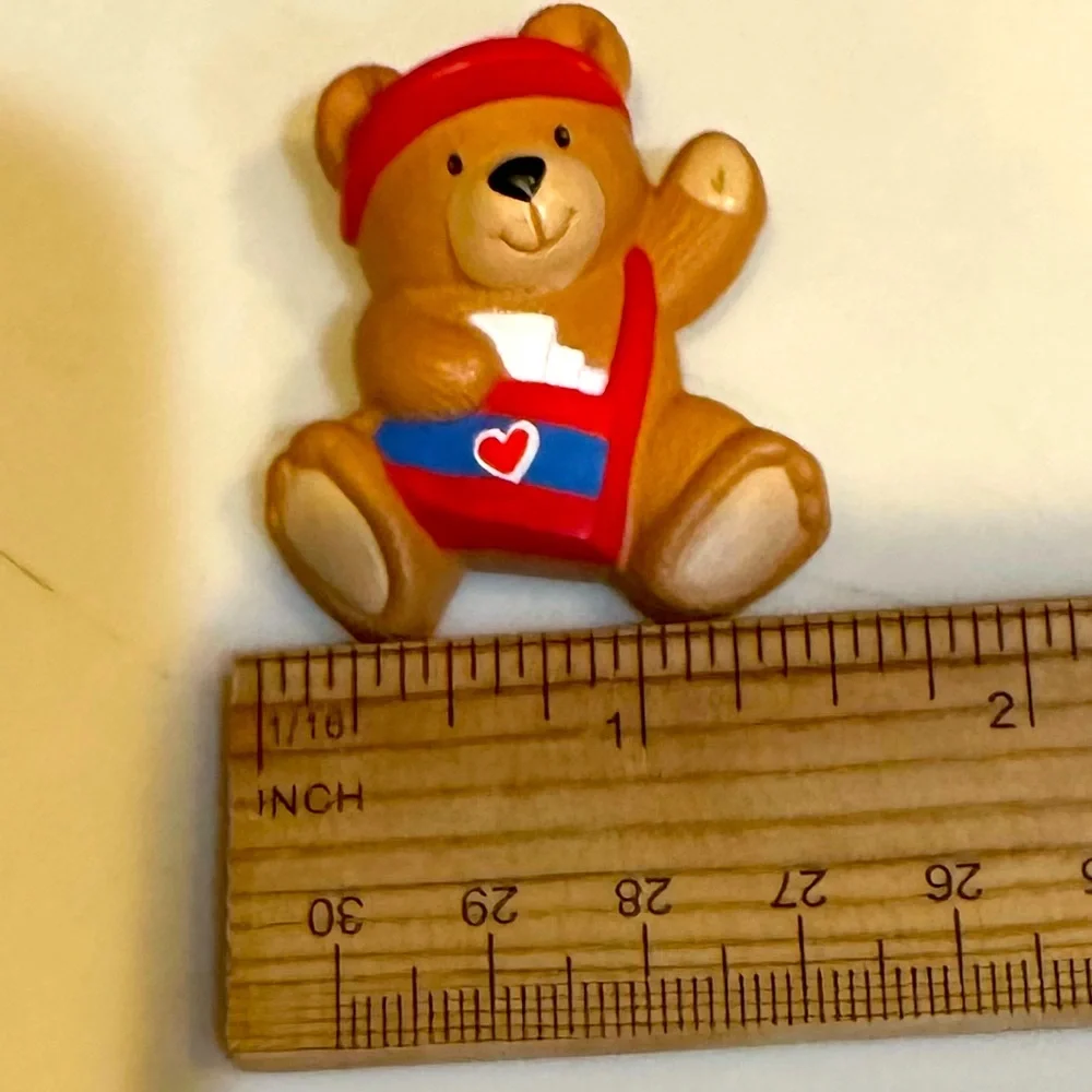 VTG 1990’s HALLMARK VALENTINE TEDDY BEAR MAILMAN BROOCH LOVE HEART JEWELRY 1.5”